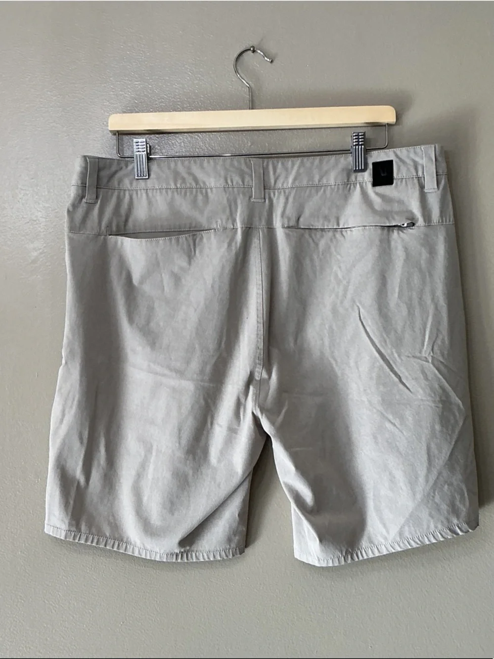 Vuori Men’s Light Gray Flat-Front Performance Shorts - Picture 4 of 5